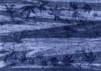 縞柄の染模様が美しい、藍染め和紙とモミジのコラボレーション