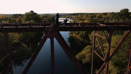 a guy jumps from a tower, a man falls from a height, rope jumping
