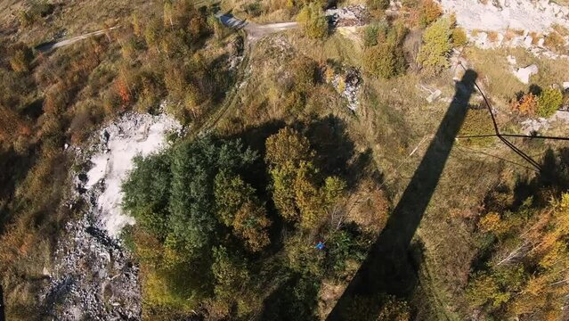 a guy jumps from a tower, a man falls from a height, rope jumping