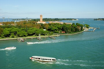 Obraz premium Water Sky Water resources Boat Watercraft Coastal and oceanic landforms