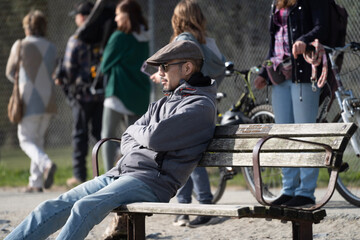 公園　男性　横顔　ベンチ　ハンチング　ベレー帽　サングラス　アジア人　待ち合わせ　北米　日曜日