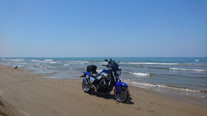 Fototapeta na wymiar motorcycle on the beach