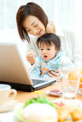 赤ちゃんにご飯を食べさせる母親