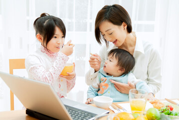 Obraz na płótnie Canvas 子供と朝食を食べる母親