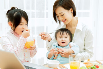 Obraz na płótnie Canvas 子供と朝食を食べる母親