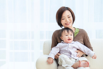 赤ちゃんを抱く母親