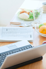 朝食とパソコンのあるテーブル