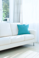 窓辺のソファーとクッション