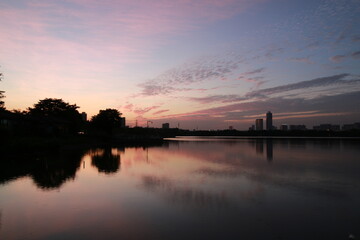 Obraz premium sunset over the lake