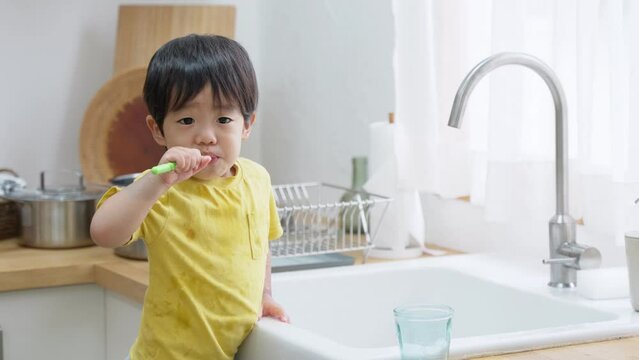 歯磨きする子供（虫歯予防）