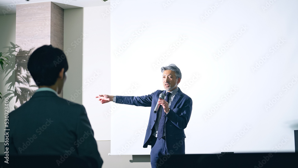 Aufkleber 登壇する男性と聴衆　セミナー　プレゼンテーション