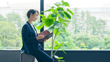 ファイルを持つエグゼクティブ女性