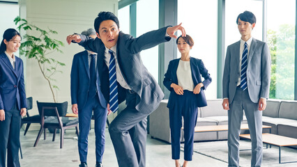 オフィスでダンスするビジネスグループ