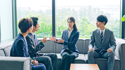 歓談する男女グループ