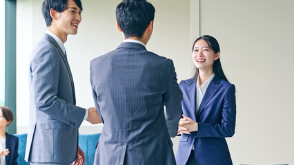 会話するビジネスグループ