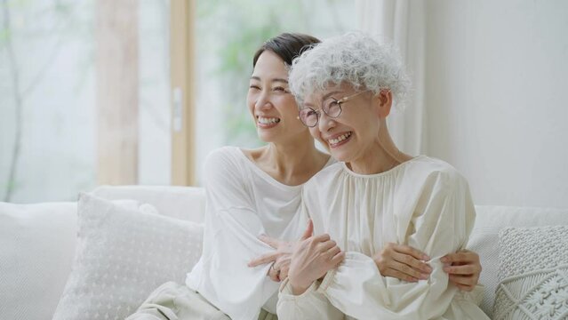 60p　笑顔の親子（娘・母・義母・嫁・家族）