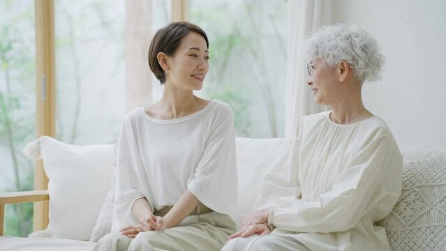 60p　笑顔で話す親子（娘・母・義母・嫁・家族）