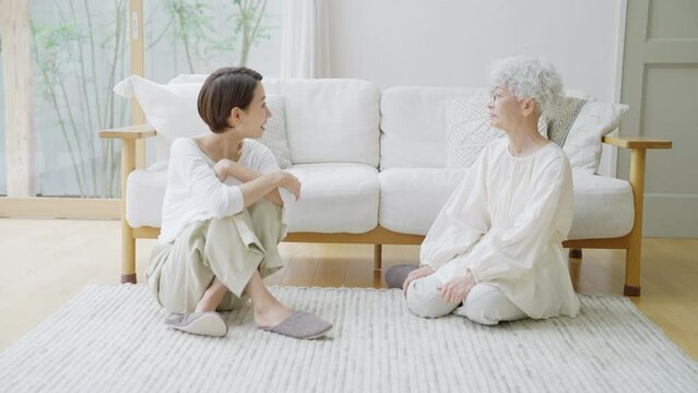 60p　笑顔で話す親子（娘・母・義母・嫁・家族）