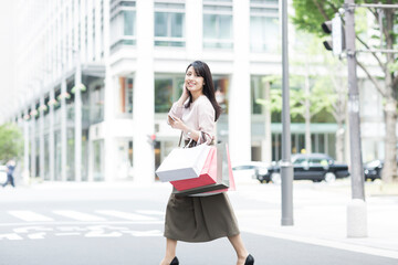 Fototapeta premium 若い女性 ショッピング