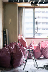 解体現場　廃棄物　ゴミ袋　内装工事
