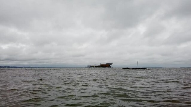 霞ケ浦で盛んな網いけす養殖