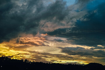 黄金に色に染まった折り重なる雲と　夕焼けの空