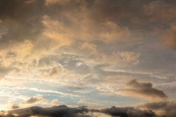Obraz premium Clouds in the sky at sunset