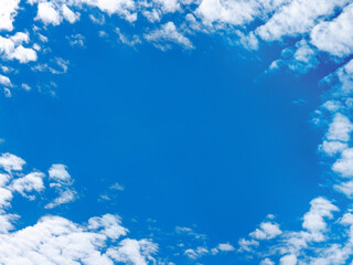 青空と白い雲の背景素材
