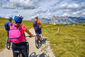 Papier Peint photo Dolomites Cyclists on a trail in the Dolomites