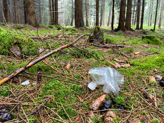 Plastikmüll im Wald auf dem Boden