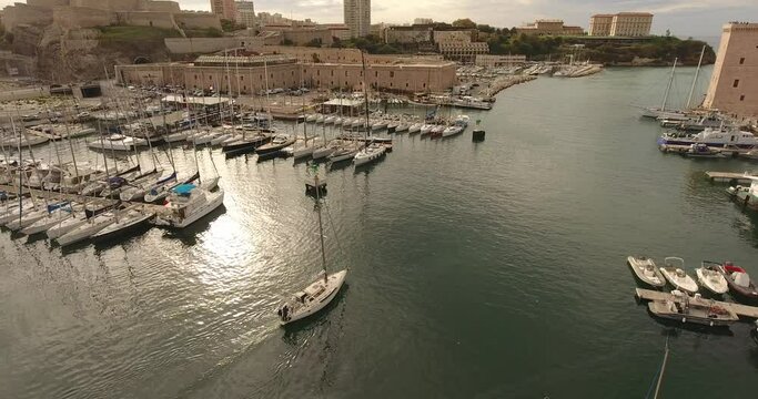 Bateau à la sortie du port de Marseille