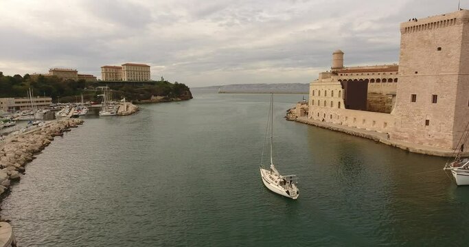 Bateau &agrave; la sortie du port de Marseille