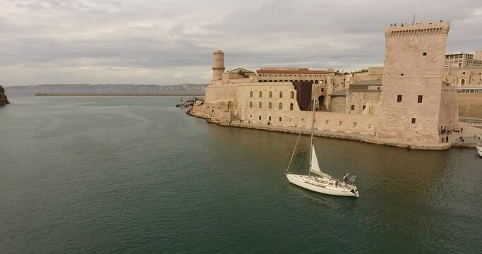 Bateau &agrave; la sortie du port de Marseille