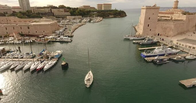 Bateau &agrave; la sortie du port de Marseille