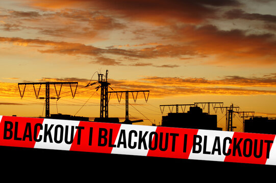Ein Kraftwerk und Warnung vor dem Blackout