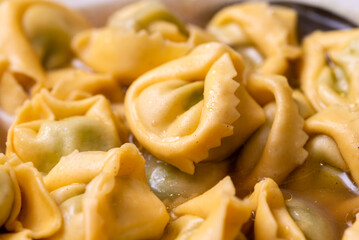 Primo piano di tortelli in brodo, pasta ripiena italiana 