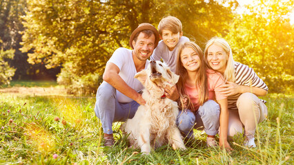 Portrait einer glücklichen Familie mit Kindern und Hund