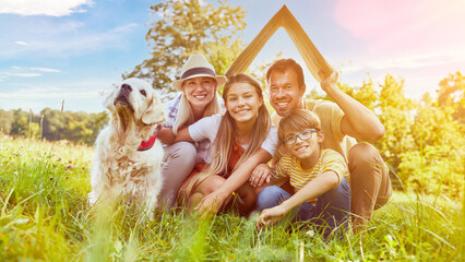 Hausbau Konzept mit Familie mit zwei Kindern und Hund - obrazy, fototapety, plakaty