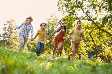 Fototapeta premium Sportliche Familie hat Spaß beim Laufen im Park