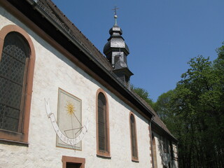Fototapeta na wymiar Sonnenuhr an Kolmerberg-Kapelle in Dörrenbach