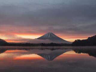 赤いベールに包まれた富士山