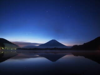 夜明け前の静寂に包まれた富士山