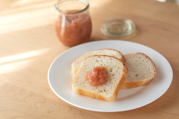 トーストに塗ったイチジクジャム