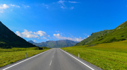 Lechtalstraße (L 198 / B 198) vor Lech (Vorarlberg)