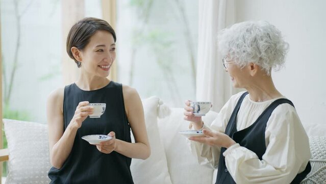 お茶を飲みながら会話する家族（親子・母子・義母）