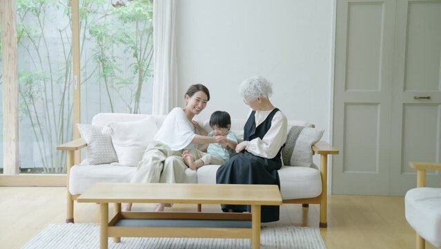 笑顔の家族（育児・子育て・ファミリー・孫・おばあちゃん）