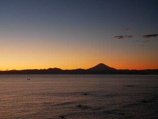 日本、神奈川県、秋、三浦半島から眺める日没後の富士山
