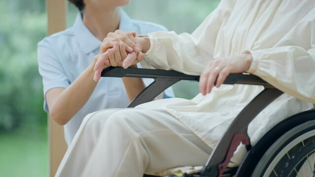 60p　車椅子に乗ったシニア女性と介護士（介護・福祉・ヘルパー）
