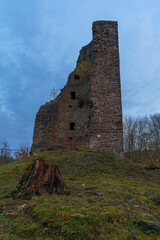 Burgruine Waldenburg Ruine Burgturm bei Sonnenuntergang an einem Herbsttag