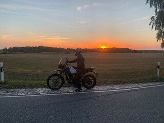 Motorradfahrer im Sonnenuntergang
